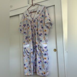 Pretty 2x nightgown with snaps and pockets